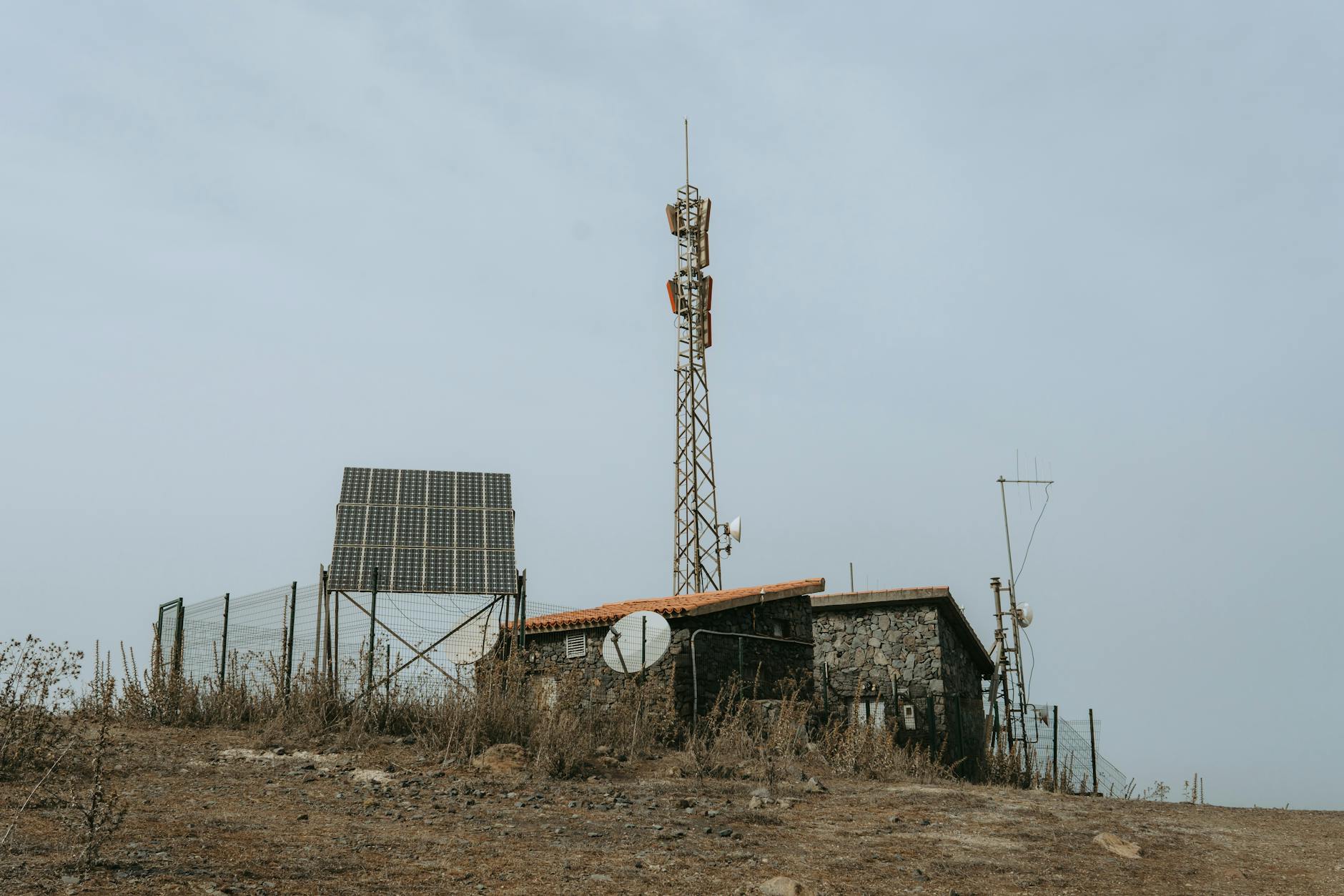 Hybrid Solar Inverter Off Grid and On Grid: The Best of Both Worlds